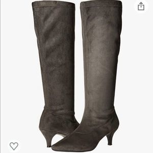 Aerosols women’s Gray Boots -size 7.